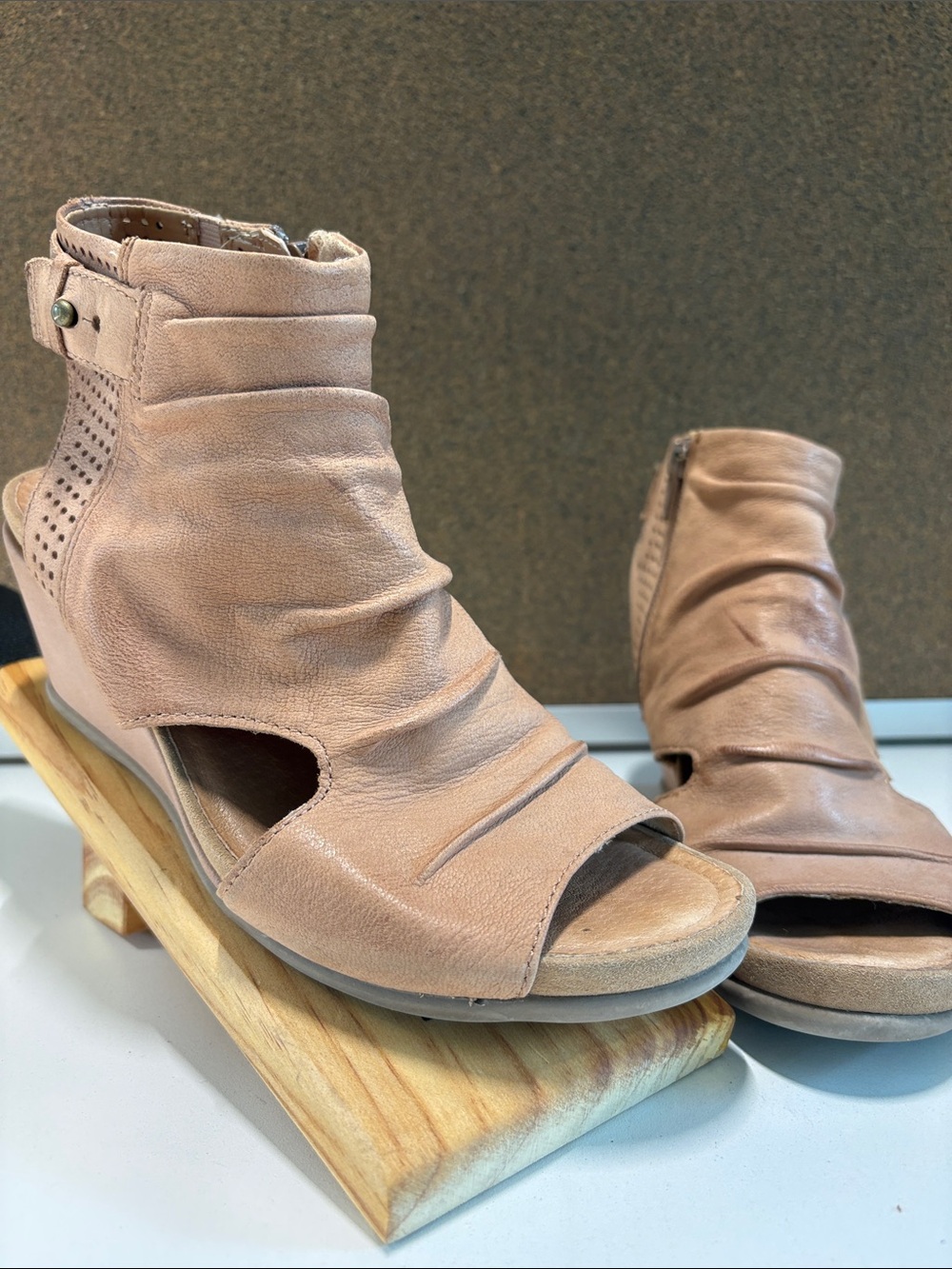 EARTH Women’s Open-Toe Wedge  in the Softest Most Comfortable Blush Leather.
